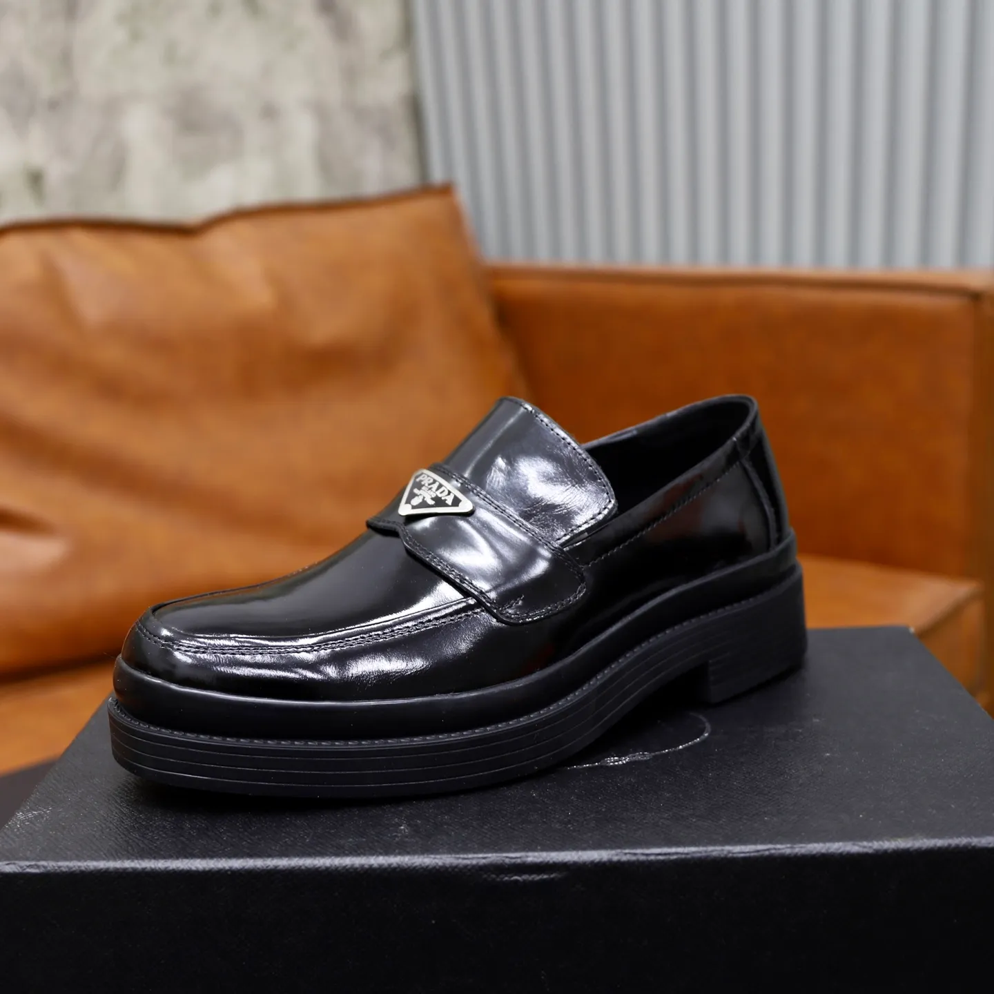 Ex-factory price: 500💰🙅‍♂️🙅‍♂️🙅‍♂️ Brand: PRADA Standard code: Men's code 38-44 (45 can be customized) Grade: Same style as the official website Original order quality Material: Original cowhide surface Comfortable lining Original outsole Style category: Men's fashionable casual leather shoes Distinguished big-name luxury elements Top luxury Color: Color of the actual picture
